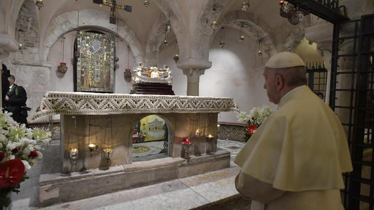 Papa Franjo u Bariju pred relikvijama svetoga Nikole u kripti bazilike; 7. srpnja 2018. godine