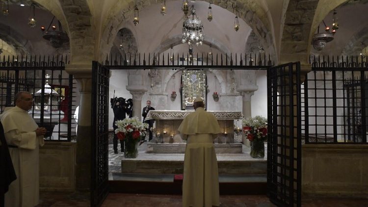 Papa Francisco em 7 de julho de 2018 em veneração às relíquias de São Nicolau na cripta da Basílica 