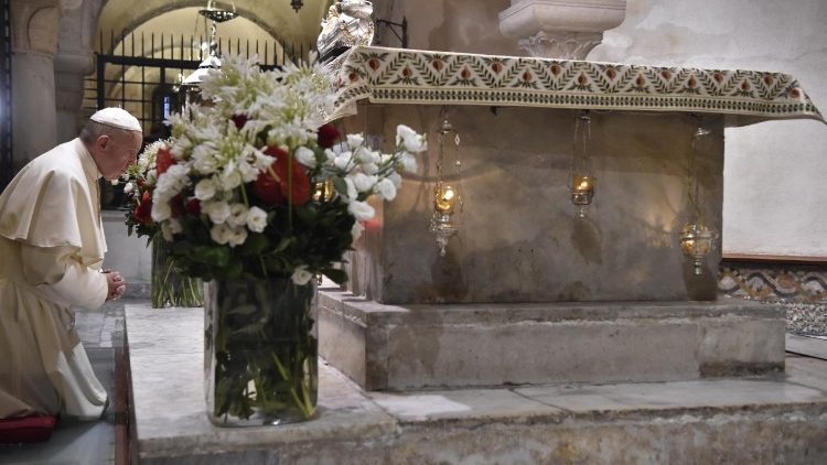 2018.07.07 Папа Франциск молиться біля мощей святого Миколая в Барі