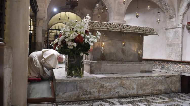 Popiežiaus malda prie šv. Mikalojaus kapo Popiežiškojoje šv. Mikalojaus bazilikoje Baryje