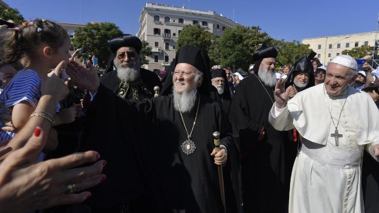 Le Pape François et les Patriarches saluant les fidèles à Bari, le 7 juillet 2018.