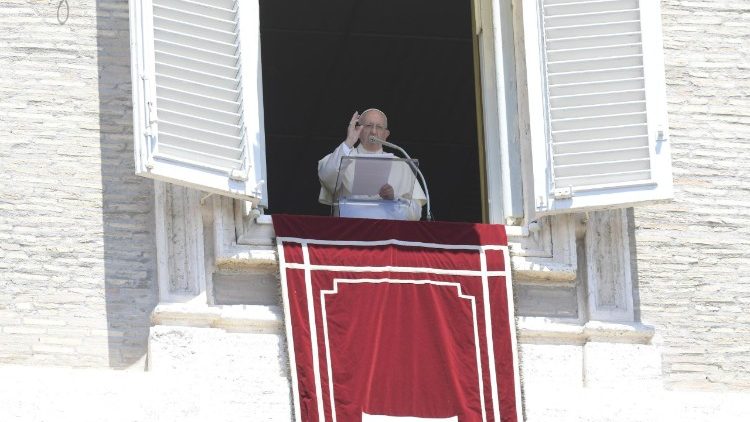 Папа Францішак падчас малітвы "Анёл Панскі"