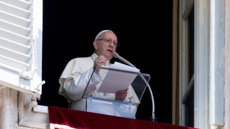 Poziv papeža Frančiška z okna apostolske palače na Trgu sv. Petra