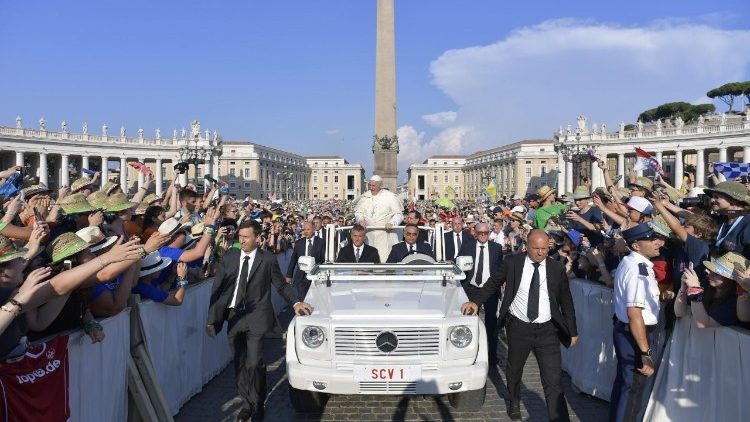 Ferenc pápa és a ministránsok találkozója a Szent Péter téren