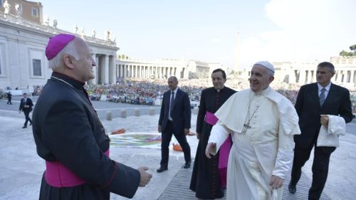 Német László püspök köszöntötte Ferenc pápát a nemzetközi ministráns-találkozón