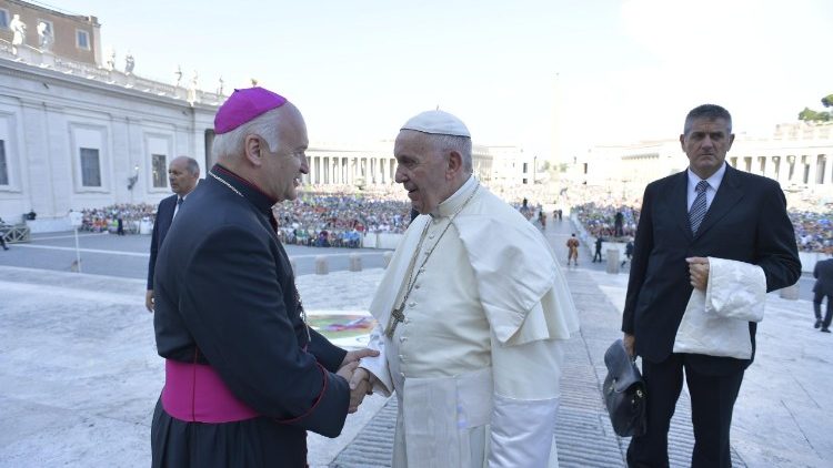 Papa Franjo i biskup Ladislav Nemet, predsjednik Međunarodnog saveza minstranata