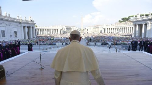 Papež Frančišek odgovarjal na vprašanja ministrantov