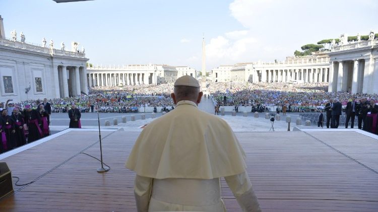 Na Trgu sv. Petra je 31. julija potekalo mednarodno srečanje ministrantov s svetim očetom.
