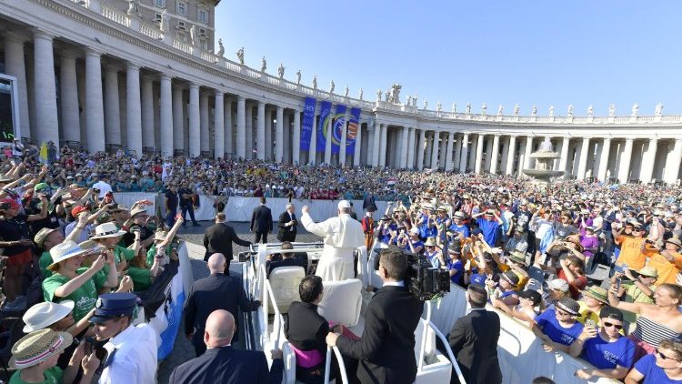 Papst Franziskus mit Ministranten auf dem Petersplatz