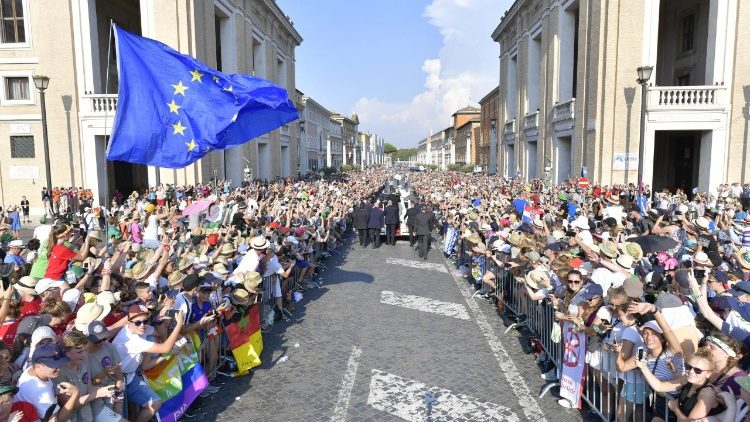 バチカン・聖ペトロ広場前の大通りにあふれる若者たち、教皇フランシスコとミサの侍者の少年少女との出会いで　2018年7月31日