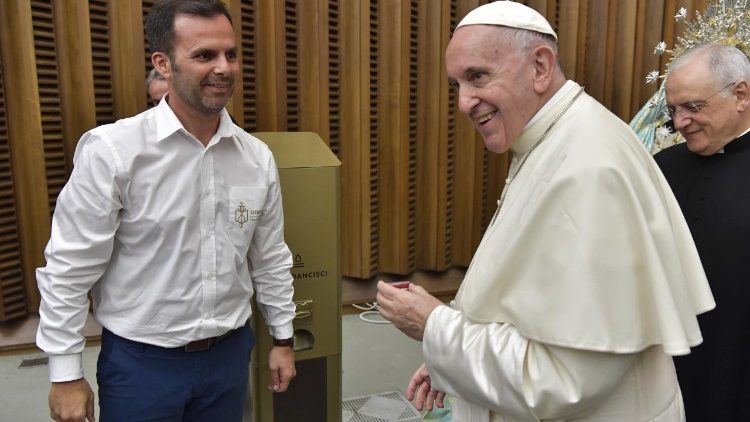 Dombi János átadja ajándékát Ferenc pápának az általános kihallgatáson