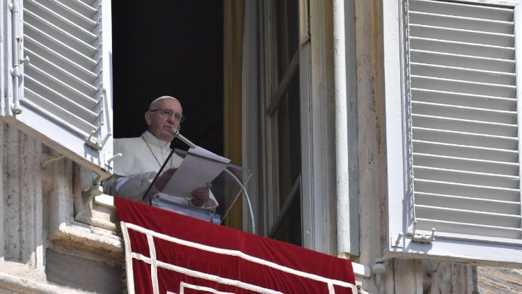 Папа промовляє з вікна Апостольського палацу