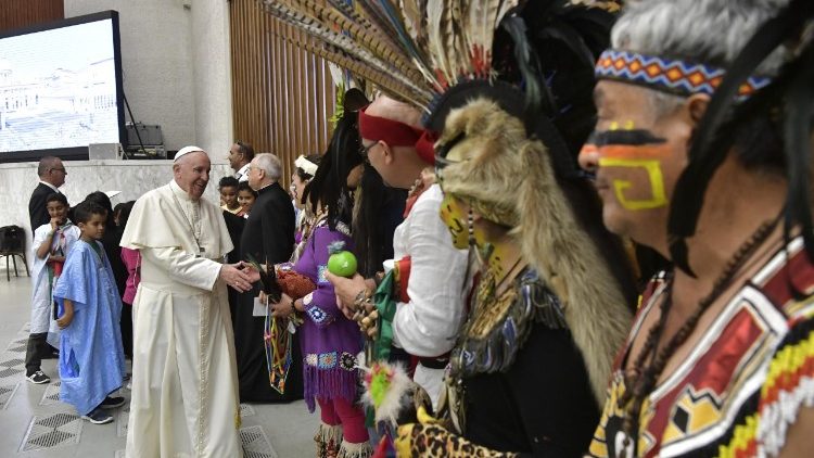 Ferenc pápa latin-amerikai őslakos népek képviselőivel