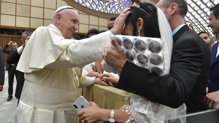 Le Pape saluant des jeunes mariés lors de l'audience générale du 8 août 2018.
