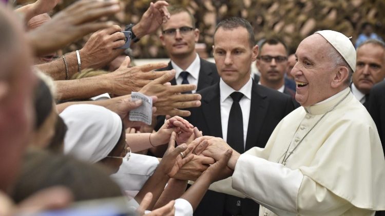 Påven möter troende i Vatikanen 