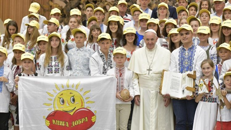 A "Jóság Könyve" nemzetközi projekt ukrajnai gyermek résztvevői Ferenc pápával
