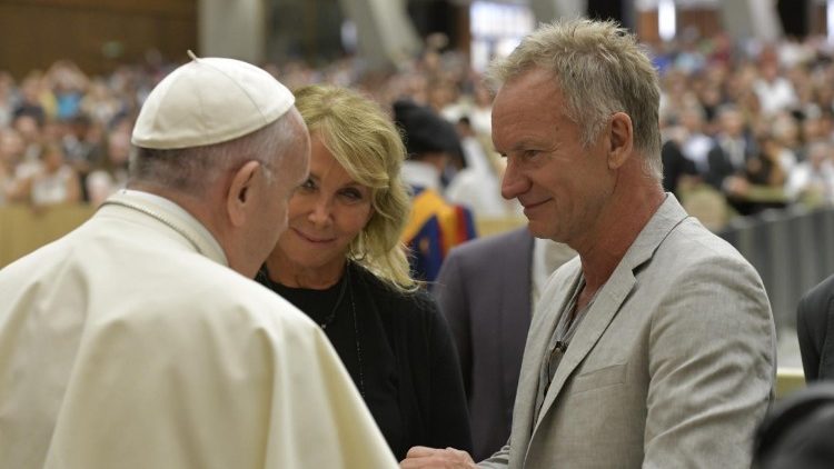 Sting és felesége Ferenc pápával az általános kihallgatáson