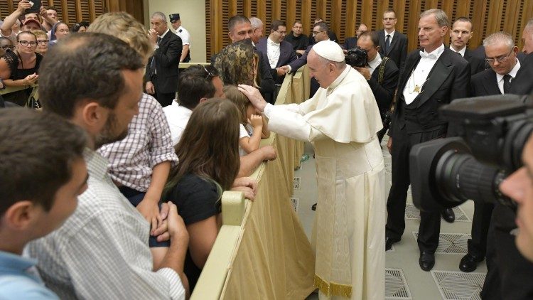 Papa Francisco audiencia general aula Pablo VI idolatría Dios corazones