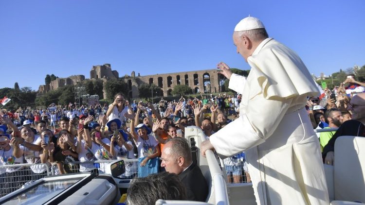 Papa Francisco em um momento de oração com jovens  no Circo Maximo, em Roma.  