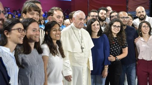 Папа з нагоди місійного дня: Разом з молоддю несімо всім Євангеліє