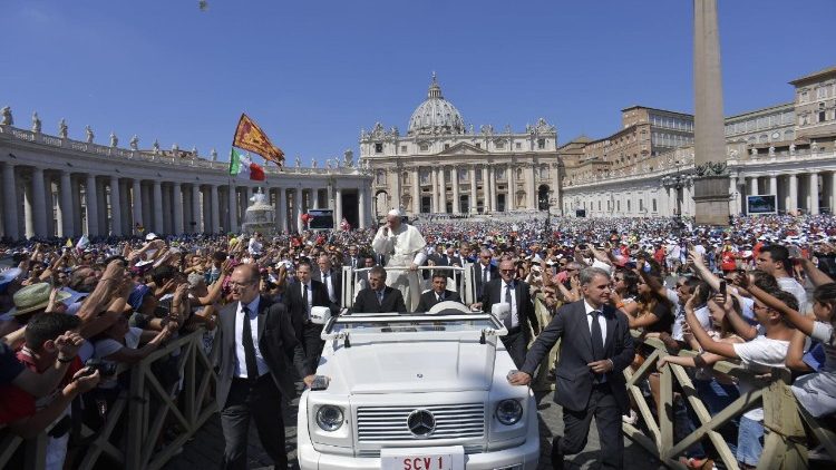 Påven möter pilgrimer under Angelus på söndagen 