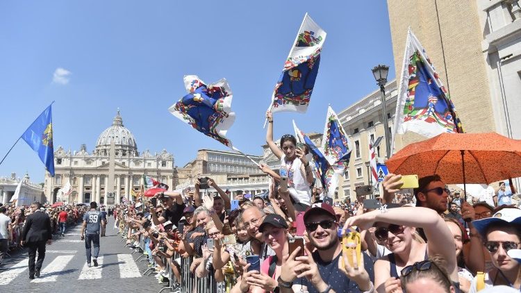 ローマ巡礼に訪れたイタリアの若者たち、2018年8月12日