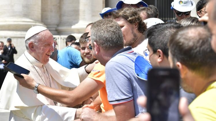 Papst Franziskus wird auf dem Petersplatz begrüßt