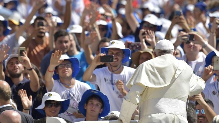 El Papa Francisco y los jóvenes. Foto de archivo.