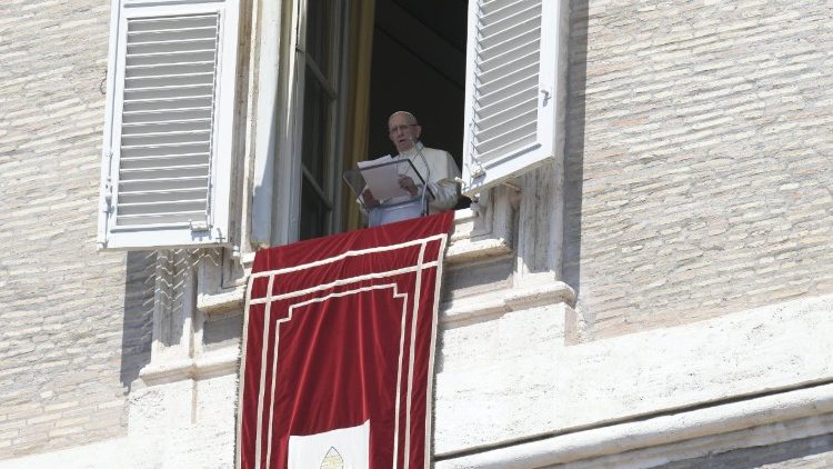 Папа промовляє з вікна Апостольського Палацу