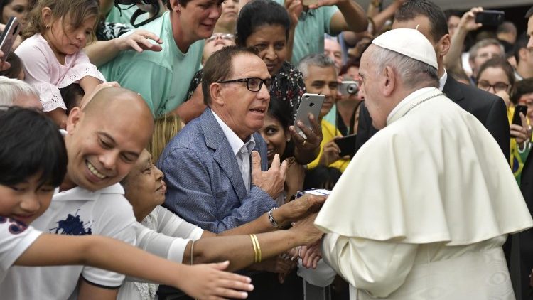 Le Pape François saluant des fidèles lors de l'audience générale du 22 août 2018.