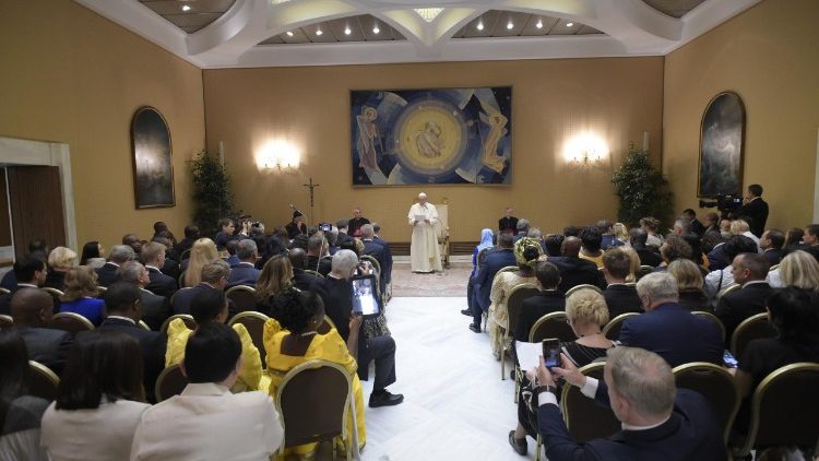 Papež Frančišek med srečanjem
