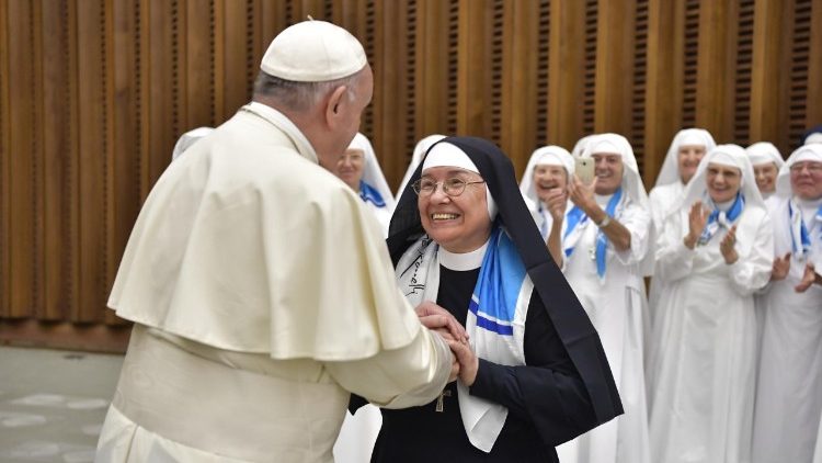 Le Pape François saluant des religieuses lors de l'audience générale du 22 août 2018.