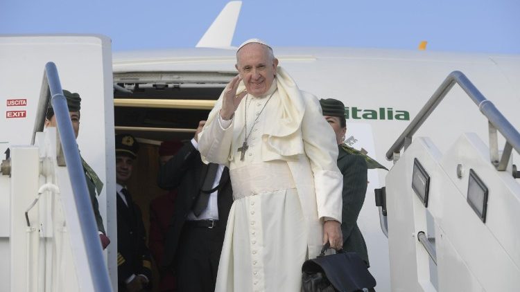 Papa despede-se antes de partir para a Irlanda