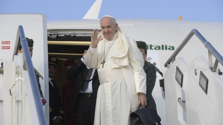 Il Papa saluta dalla scaletta dell'aereo che lo condurrà in Irlanda