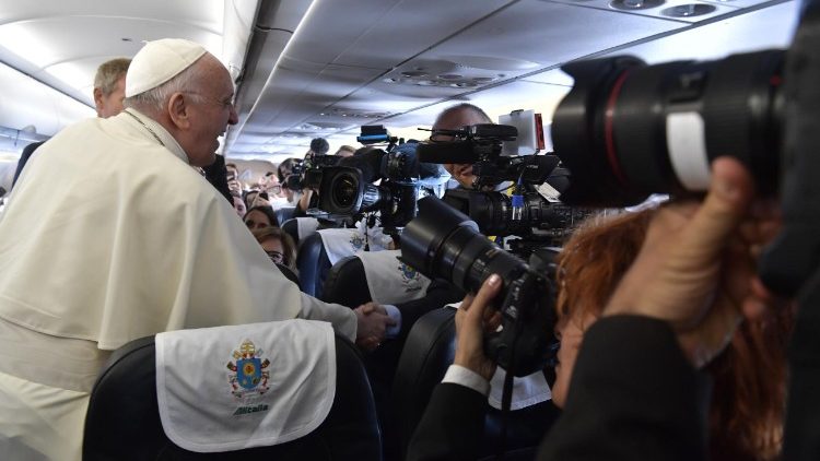 Der Papst vor Presseleuten im Flugzeug 