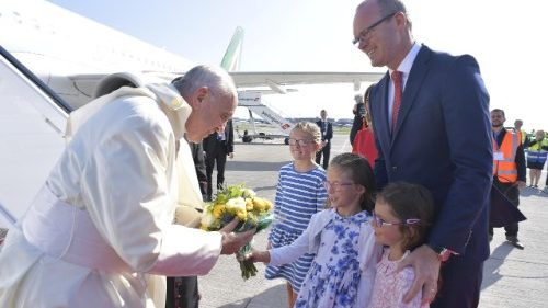 L'arrivo di Papa Francesco in Irlanda