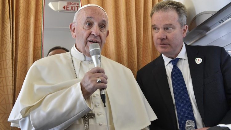 البابا فرنسيس يجيب على أسئلة الصحافيين خلال العودة من دبلن