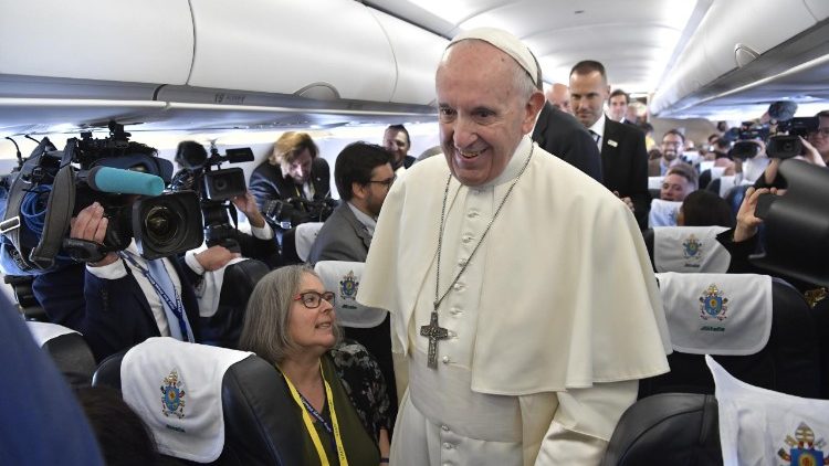 Ferenc pápa az újságírók között a Dublinba tartó repülőúton