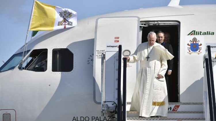 Папа выходзіць з самалёта ў Міжнародным аэрапорце Дубліна