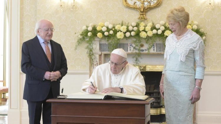 Pope Francis inscribes a message to the people of Ireland in the book of honour