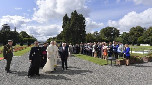 アイルランド訪問：教皇、ダブリン到着、大統領官邸で歓迎式
