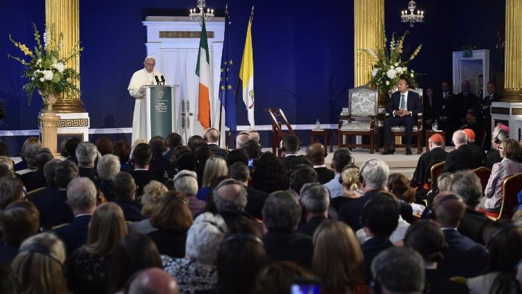 Ferenc pápa találkozott az ír hatóságok, a civil társadalom és a diplomáciai testület tagjaival