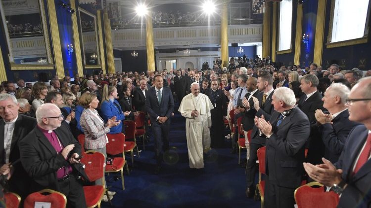 Le Pape François fait son entrée dans la salle Saint-Patrick du château de Dublin pour un discours devant les autorités irlandaises, samedi 25 août 2018.