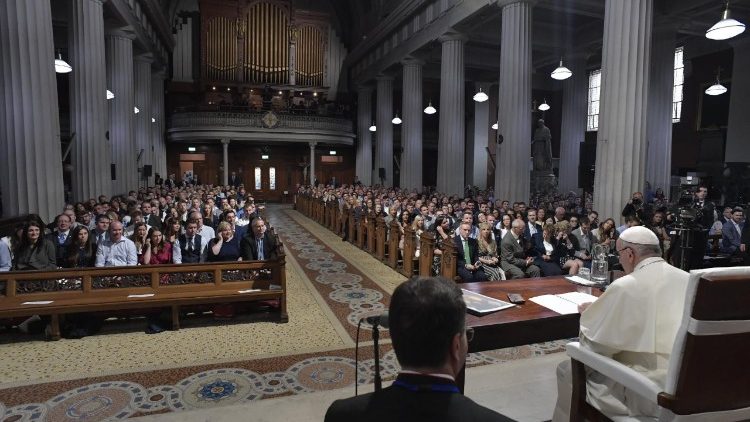 Popiežius kalba jaunoms šeimos ir sužadėtiniams Dublino prokatedroje