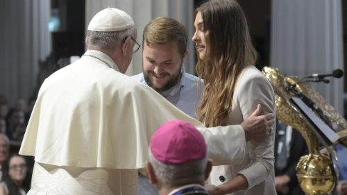 Papst: Kinder brauchen küssende und umarmende Eltern