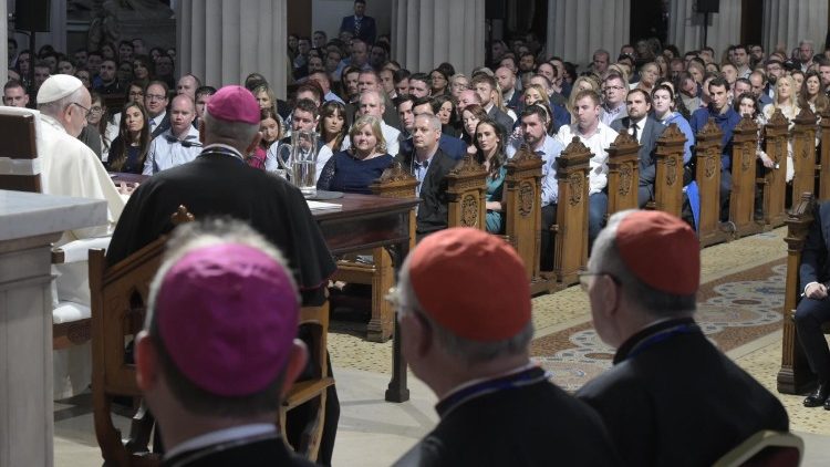 Le Pape François s'exprimant devant des couples lors de sa visite à Dublin, le 25 août 2018.