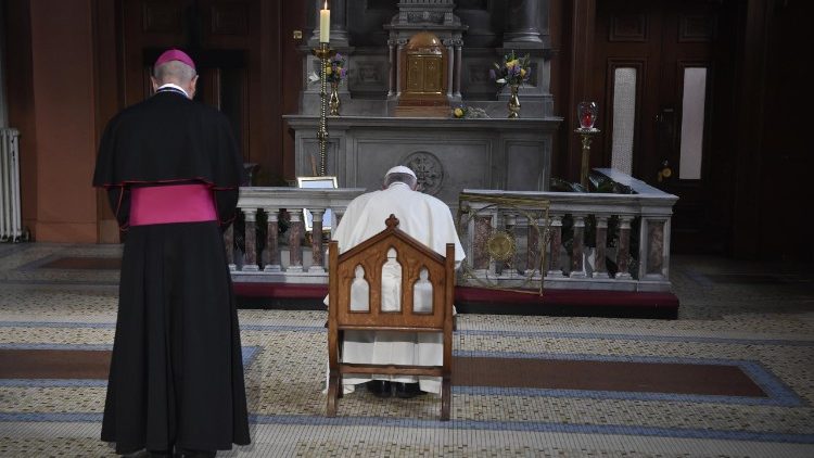 Le Pape en prière devant le Saint-Sacrement, dans la pro-cathédrale de Dublin, le 25 août 2018.