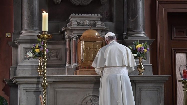 Il Papa prega nella procattedrale di Dublino vicino la candela che ricorda le vittime di abuso