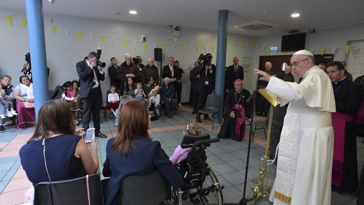 Papa Francesco incontra i senzatetto del centro di accoglienza dei Padri Capuccini di Dublino durante il suo viaggio in Irlanda il 25 agosto 2018