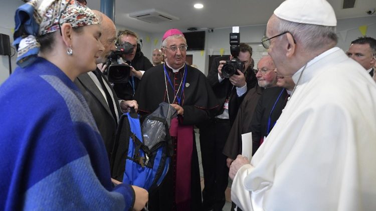 Monsignor Diarmuid Martin (al centro) con Papa Francesco durante il viaggio a Dublino